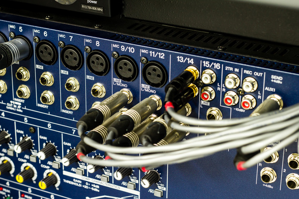Connettori audio su un mixer audio
  - Foto, immagini