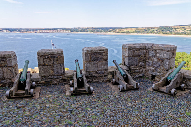 Canon 's and Defence at St. Michael Mount - de Cornish tegenhanger van Mont Saint-Michel in Normandië. Marazion - Cornwall, Engeland, Verenigd Koninkrijk. 14 augustus 2022 - Foto, afbeelding