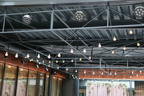 Ravintolan katto on valmistettu metallirakenteista ja yhdistetystä valaistuksesta. - Valokuva, kuva