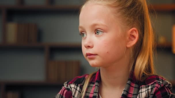 Profil Porträt ernsthafte Kind kaukasischen Blondine Mädchen unschuldig hübsches Kind mit engelhaftem Aussehen wenig Schönheit Modell posiert allein zu Hause Zimmer suchen starren in die Ferne neue Alpha-Generation Kinder - Filmmaterial, Video