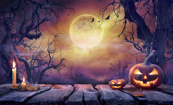 Tavolo di Halloween - Plancia di legno vecchio con zucca arancione nel paesaggio viola con chiaro di luna - Foto, immagini