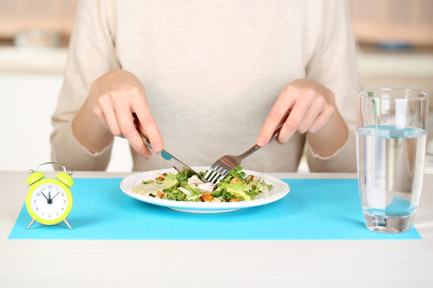 Chica y comida dietética
 - Foto, imagen