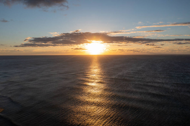 Восход солнца над Атлантическим океаном из Лонг-Айленда, Нью-Йорк. - Фото, изображение