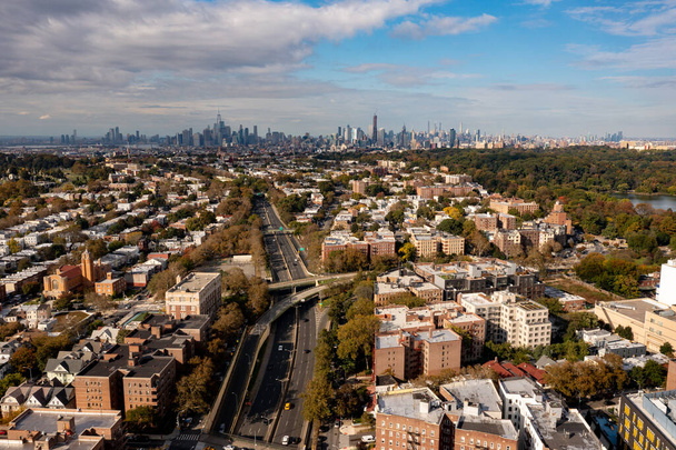 Manhattan vue sur le paysage urbain depuis Kensington, Brooklyn, New York. - Photo, image