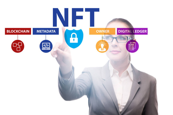Бизнесвумен в NFT невзаимозаменяемой концепции - Фото, изображение