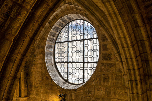 スペインのブルゴスにある聖シュテファン教会、イグレシア・デ・サン・エステバンの内部。当館では15世紀から18世紀の祭壇画コレクションを所蔵しております。. - 写真・画像