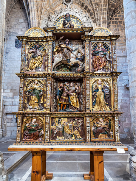 Interiér Iglesia De San Esteban, kostel sv. Štěpána v Burgosu, Španělsko. Hostuje Museo del Retablo se sbírkou oltářů z 15. až 18. století. - Fotografie, Obrázek