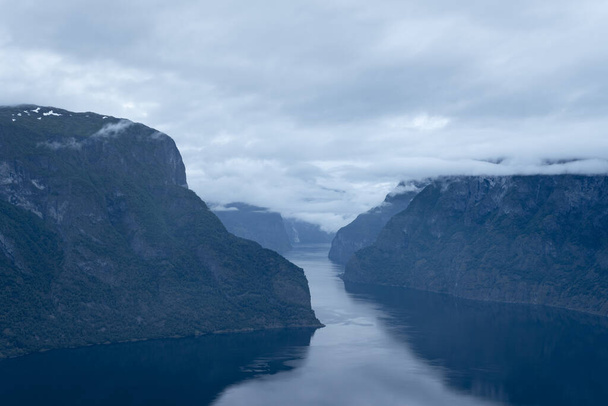 Aurlandsfjordin (Sognefjord) vuonon Panoraman kanssa Norjan vuorilla aamuhämärässä - Valokuva, kuva