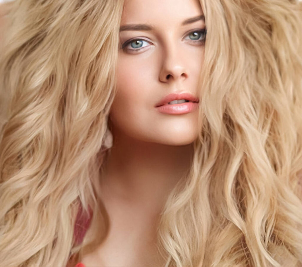 Coiffure, beauté et soin des cheveux, belle femme blonde aux longs cheveux blonds, portrait glamour pour salon de coiffure et marque de soins des cheveux - Photo, image