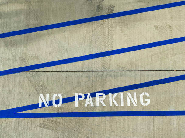 een uitschakelen parkeerplaats parkeerplaats commerciële gehandicapten aangewezen bord gepost gebouw ingang handicap - Foto, afbeelding