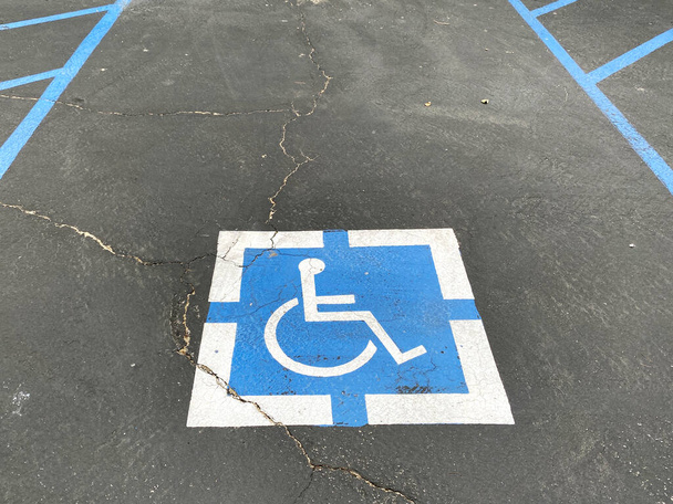 un parcheggio per disabili designato posto per disabili spazio commerciale parcheggio per disabili edificio segno - Foto, immagini
