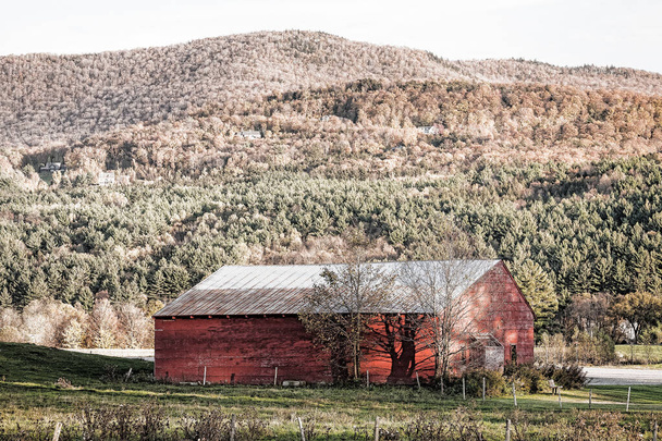 Červená stodola za slunečného podzimního odpoledne, Stowe, Vermont, USA - Fotografie, Obrázek
