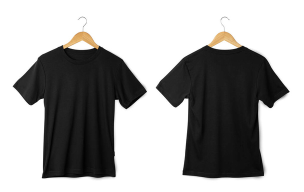Черная футболка висит макет, реалистичная футболка с вырезкой пути - Фото, изображение