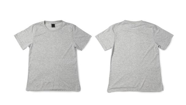 Camiseta gris maqueta, camiseta realista con camino de recorte - Foto, Imagen