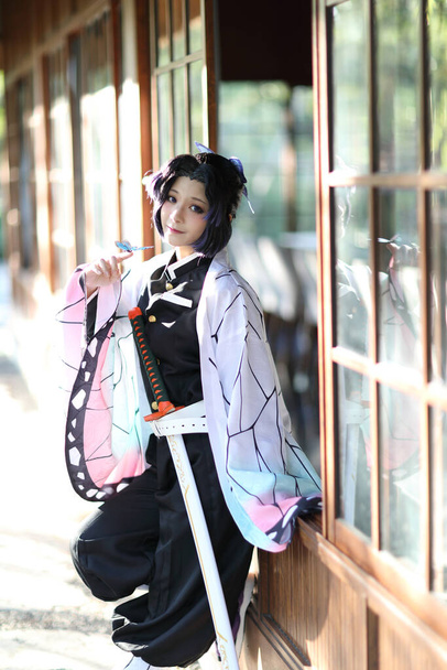 Japão anime cosplay retrato de menina com traje cômico com jardim temático japonês - Foto, Imagem