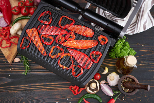 cooking at home on electric grill - red pepper. - Foto, Imagem