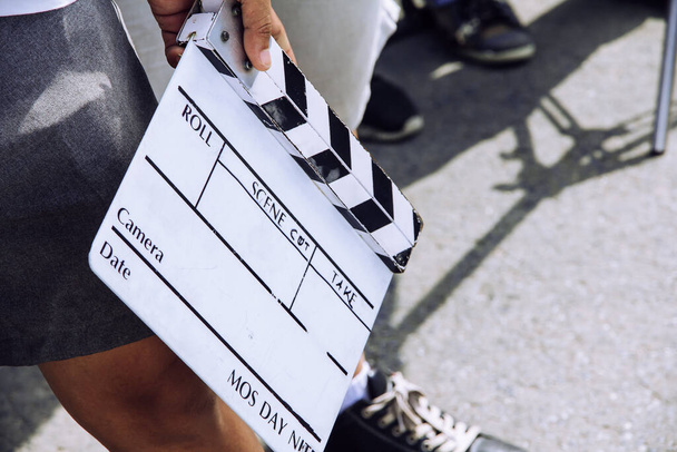 imagen de primer plano del equipo de producción de cine sosteniendo Film Slate en el set - Foto, Imagen