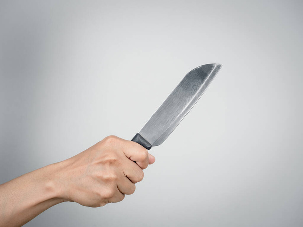 Cerca de la mano que sostiene el cuchillo de plata, cuchillo de mano asesino que sostiene aislado - Foto, Imagen