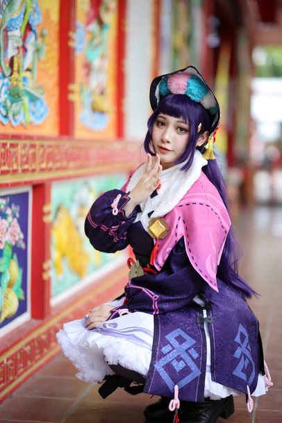 Портрет красивої молодої жіночої гри Cosplay з китайською сукнею. - Фото, зображення