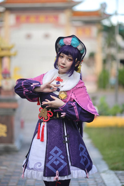 Портрет красивої молодої жіночої гри Cosplay з китайською сукнею. - Фото, зображення