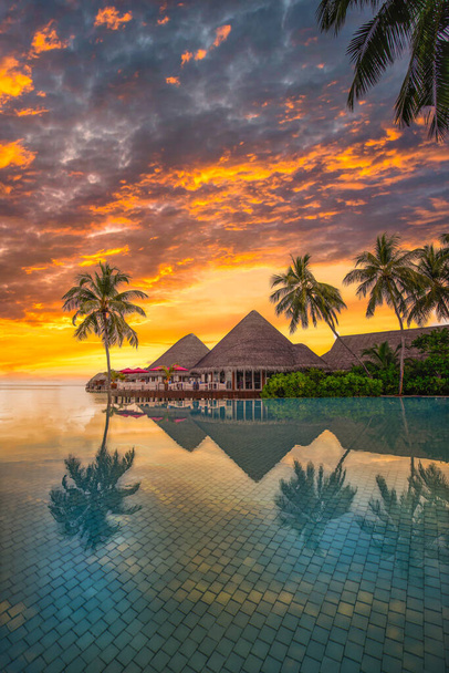 magnifique station balnéaire tropicale avec hôtel au coucher du soleil - Photo, image