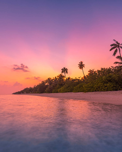 Закат морской пейзаж. Красочный океанский пляж восход солнца. Пляжный пейзаж со спокойными волнами и мягким песчаным пляжем. Пустой тропический пейзаж, горизонт с живописным видом на побережье. Красочное морское небо - Фото, изображение
