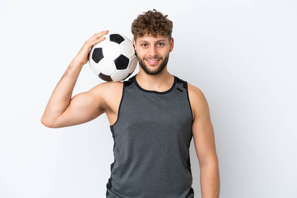 Joven guapo hombre caucásico aislado sobre fondo blanco con pelota de fútbol - Foto, imagen