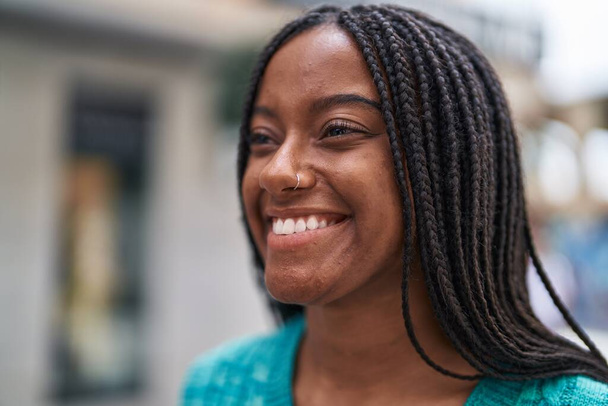 Afrikai amerikai nő mosolyog magabiztos néz oldalra az utcán - Fotó, kép