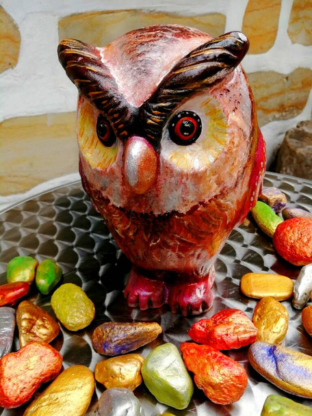 Скульптура совы с цветными камнями.  - Фото, изображение