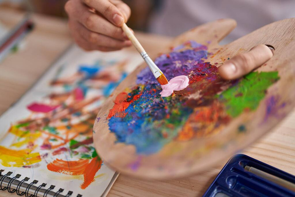 Junger Araber mischt Farbe auf Palette im Kunstatelier - Foto, Bild