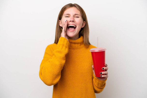 Giovane donna inglese che tiene soda isolata su sfondo bianco gridando con la bocca spalancata - Foto, immagini
