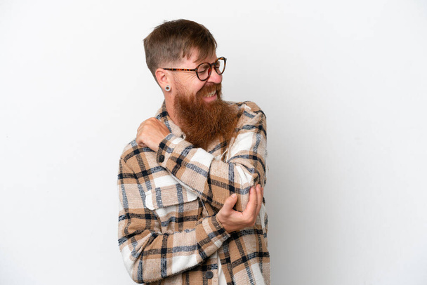 Rotschopf Mann mit langem Bart isoliert auf weißem Hintergrund mit Schmerzen im Ellbogen - Foto, Bild