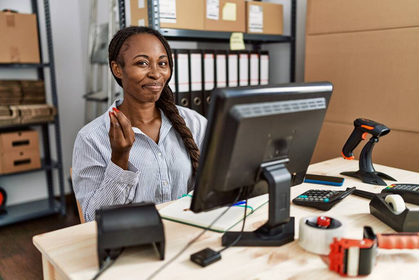 Afrykanka pracująca w małym biznesie e-commerce wykonująca gesty pieniężne rękami, prosząca o wypłatę pensji, milioner biznesu  - Zdjęcie, obraz