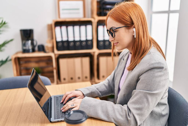 młody biały kobieta biznes pracownik za pomocą laptop praca w biuro - Zdjęcie, obraz