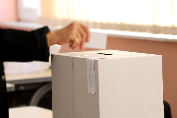 Запечатана виборча скринька на виборчій дільниці в день виборів
 - Фото, зображення