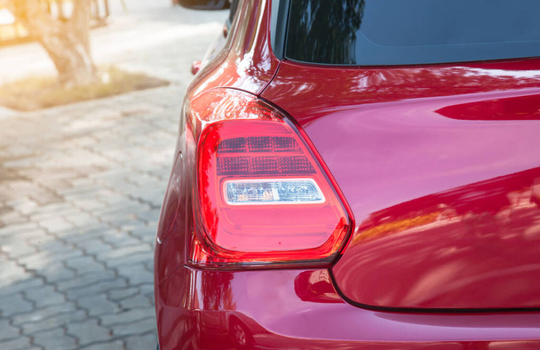 Detail op het achterlicht van een rode auto. Achterlichten van een nieuwe sportwagen. LED-achterlicht van een nieuwe luxe auto. Rode zijkanten van een remlicht. - Foto, afbeelding