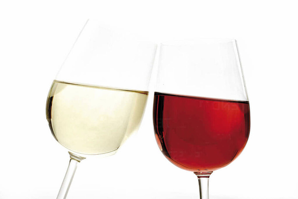 Gläser mit Rot- und Weißwein isoliert auf weiß - Foto, Bild