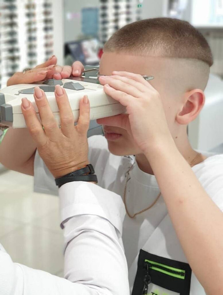 lekarz sprawdza wzrok młodego pacjenta - Zdjęcie, obraz