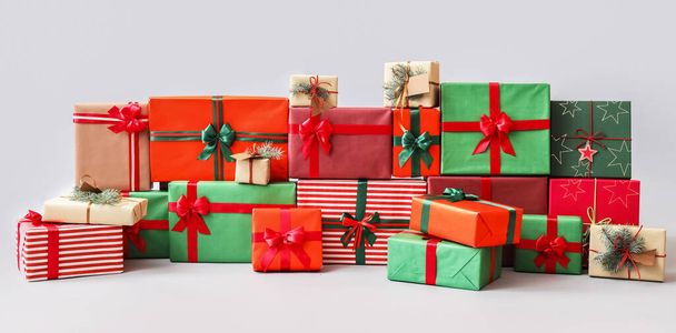 Много рождественских подарков на светлом фоне - Фото, изображение