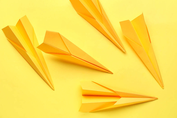 Paper planes on yellow background - Zdjęcie, obraz