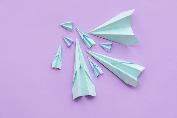 Paper planes on lilac background - Fotoğraf, Görsel