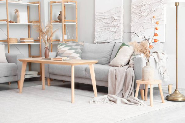 Interior da moderna sala de estar com sofás, mesa e pintura têxtil 3D - Foto, Imagem