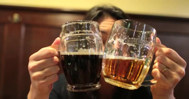 Femme tenant deux grandes bières de projet célébrant journée toasting elle-même acclamant avec des boissons alcoolisées - Séquence, vidéo