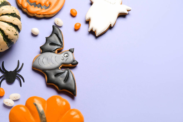Halloween koekjes met snoepjes op violette achtergrond - Foto, afbeelding
