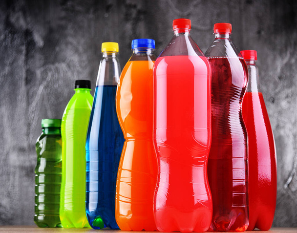 Garrafas plásticas de refrigerantes carbonatados variados em variedade de cores
 - Foto, Imagem