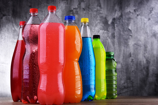 Plastikowe butelki różnych gazowanych napojów bezalkoholowych w różnych kolorach - Zdjęcie, obraz