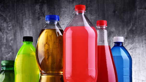 Botellas de plástico de surtidos de refrescos carbonatados en variedad de colores
 - Foto, imagen