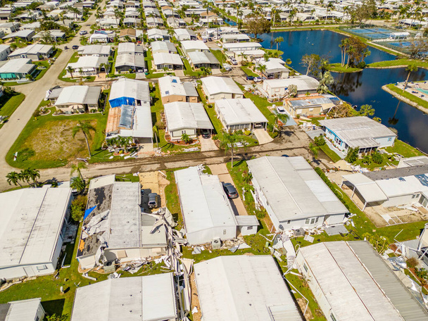 Ian Kasırgası 'ndan zarar gören Fort Myers FL' deki karavan parklarının insansız hava aracı fotoğrafı. - Fotoğraf, Görsel