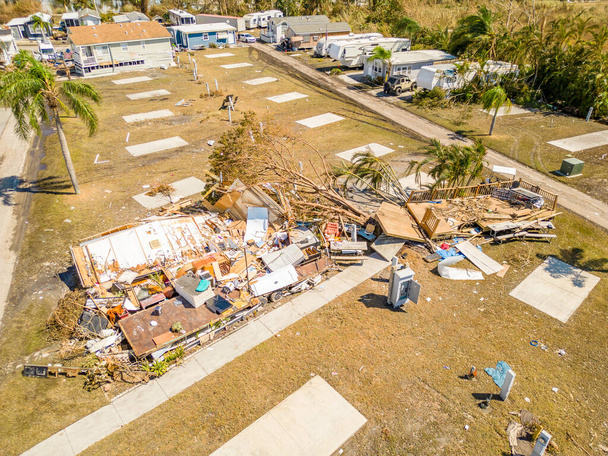Luchtfoto drone van stacaravan caravanparken in Fort Myers FL die schade opliepen door orkaan Ian - Foto, afbeelding