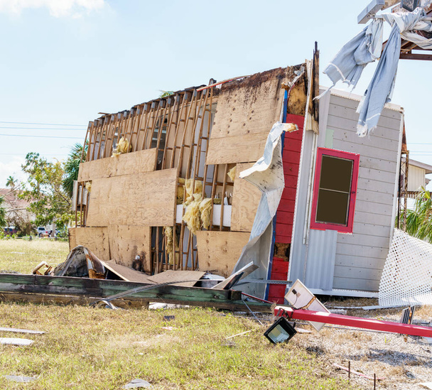 Az Ian Fort Myers FL hurrikán által elpusztított mobilházak - Fotó, kép